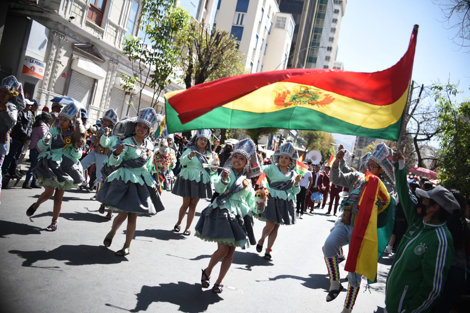 Compatriotas bailaron en 134 ciudades del mundo en defensa de las danzas 100% bolivianas