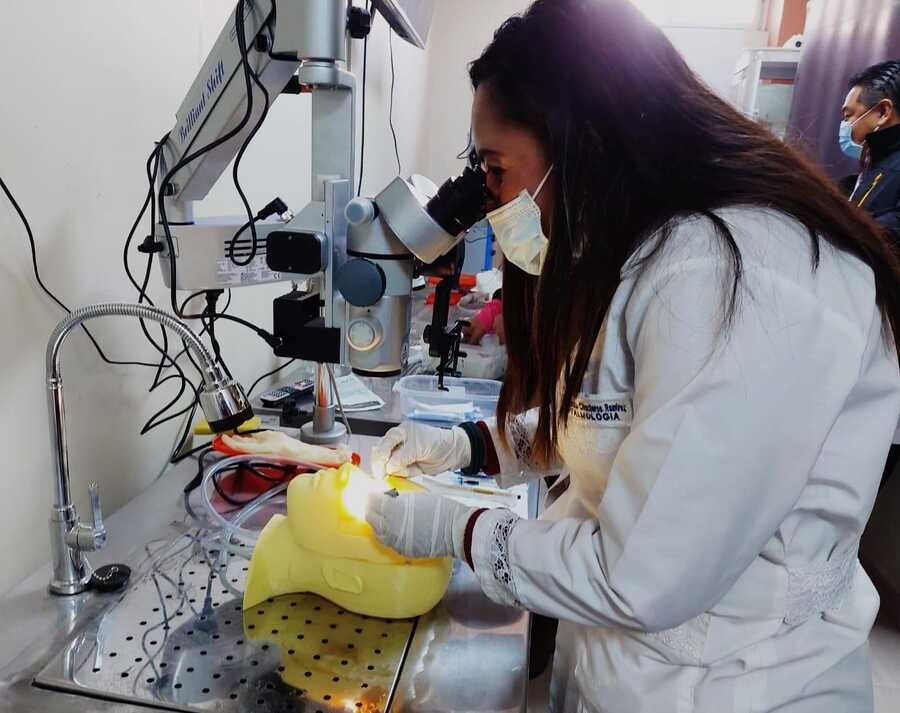 Entrenan a oftalmólogos en microcirugía de cataratas 