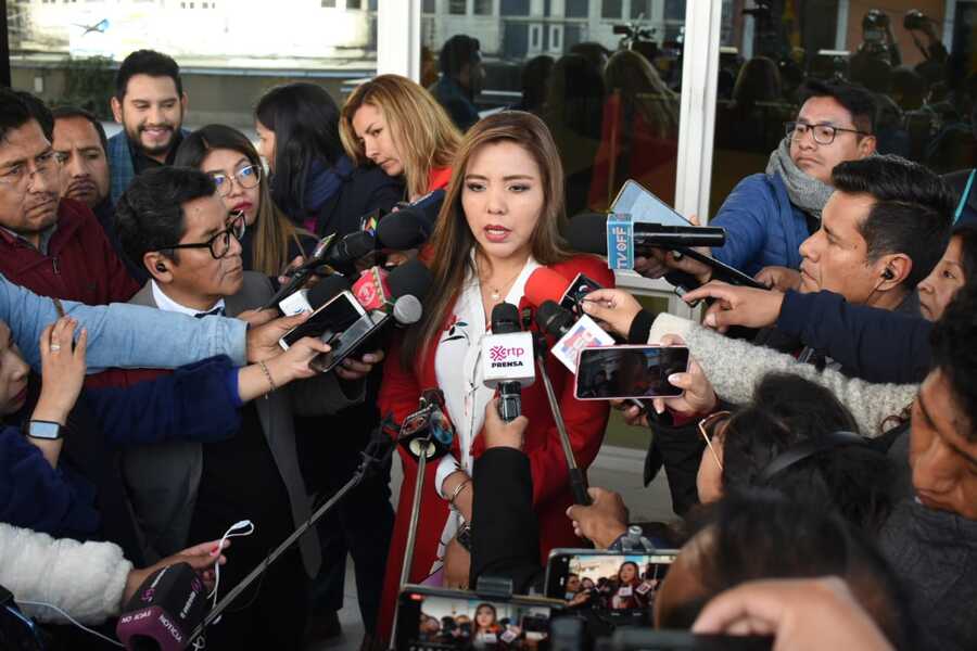 Equipo jurídico especializado trabaja en las preguntas del referéndum