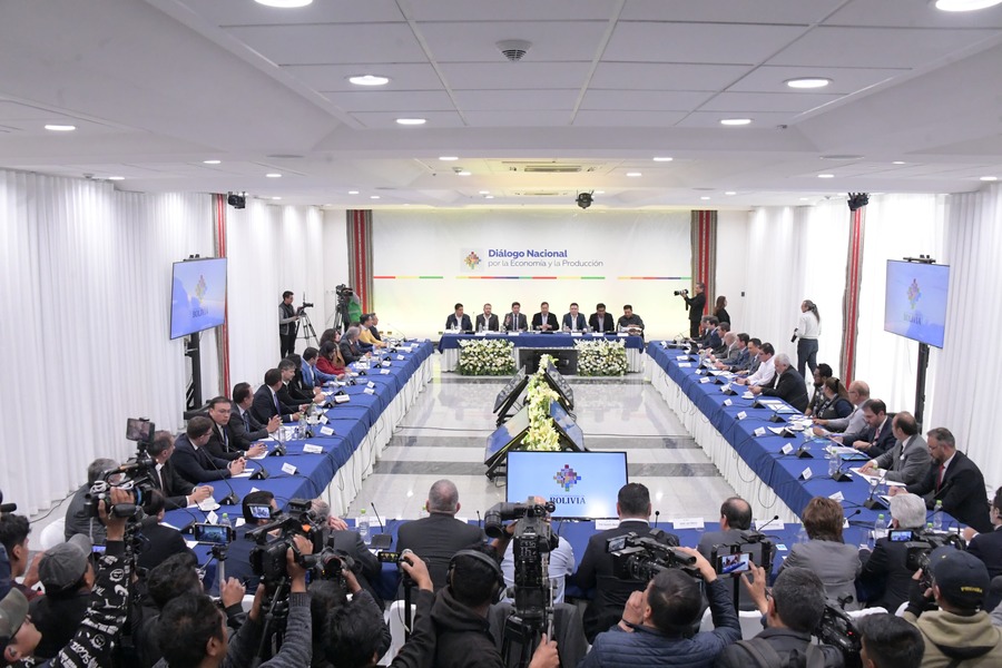 Arce y empresarios se reúnen en el Diálogo Nacional por la Economía y la Producción