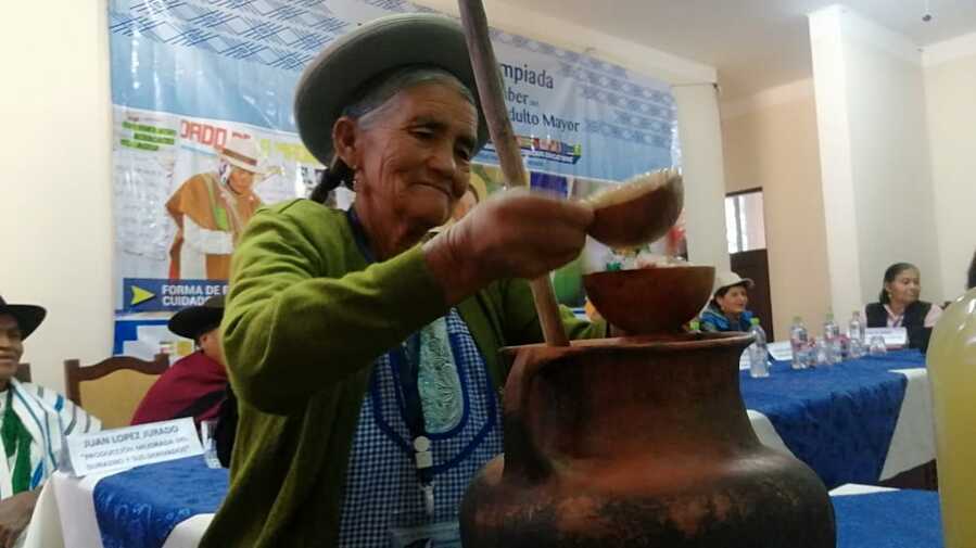 Más de 80 personas compiten en Olimpiadas del Saber del Adulto Mayor en Santa Cruz