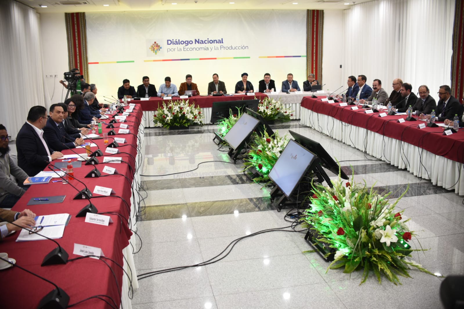 Presidente y empresarios reanudan el Diálogo Nacional por la Economía y la Producción