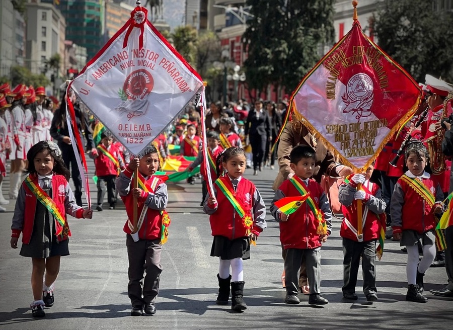 Estudiantes de primaria rinden homenaje a la bandera nacional