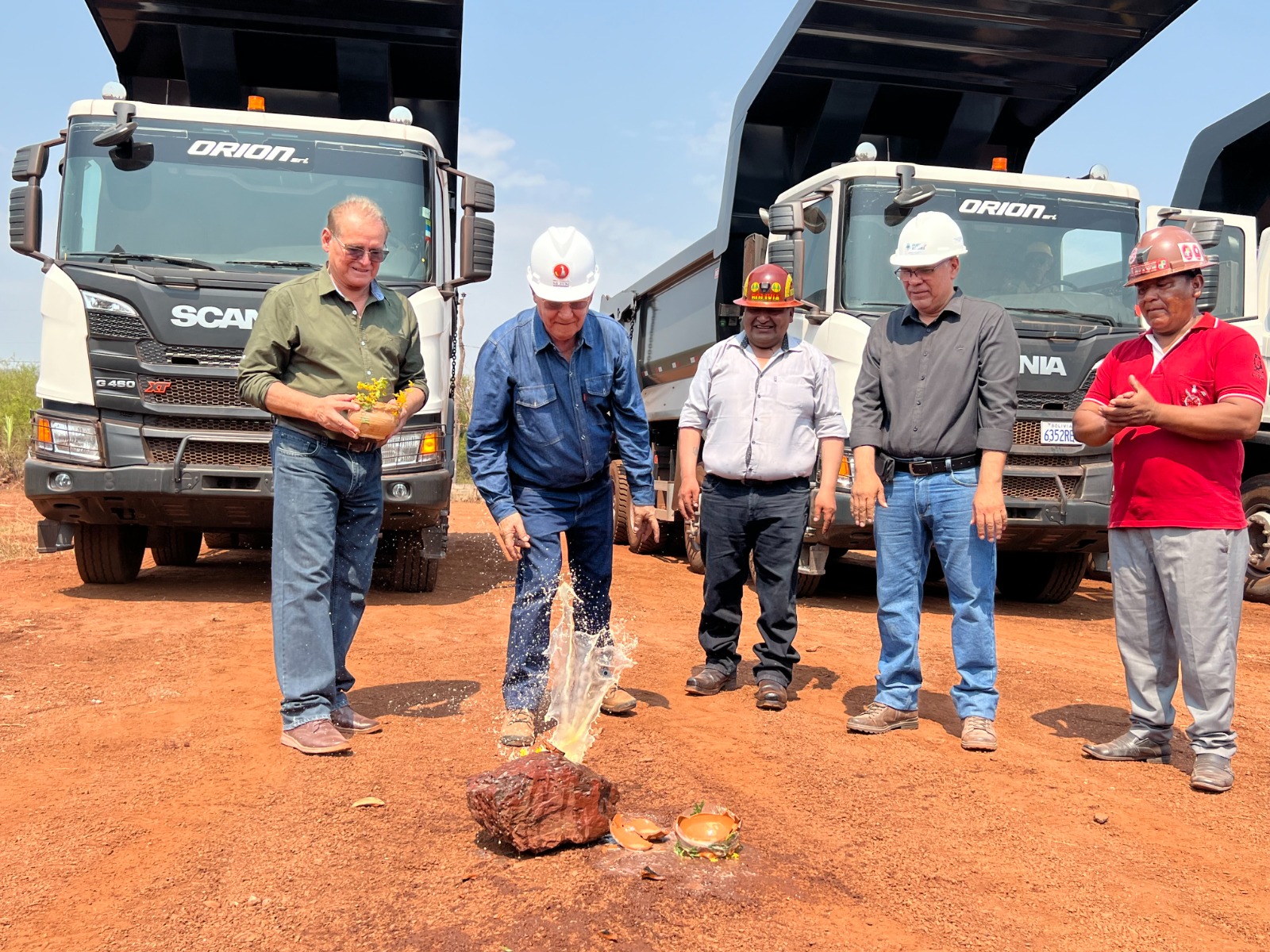 Entregan 11 maquinarias pesadas para suministro de hierro a la Siderúrgica del Mutún