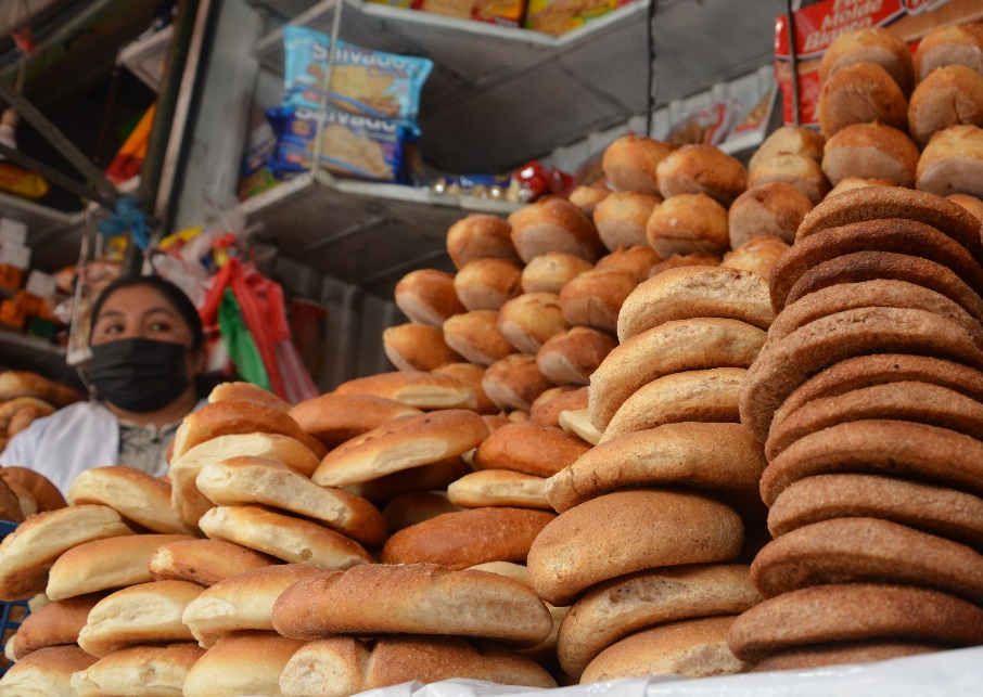 Defensa del Consumidor activa controles en hornos y comercios para garantizar el “pan de batalla” a Bs 0,50