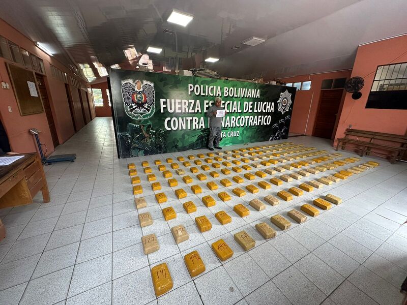 Interceptan tractocamión y descubren más de 154 kilos de marihuana en Santa Cruz