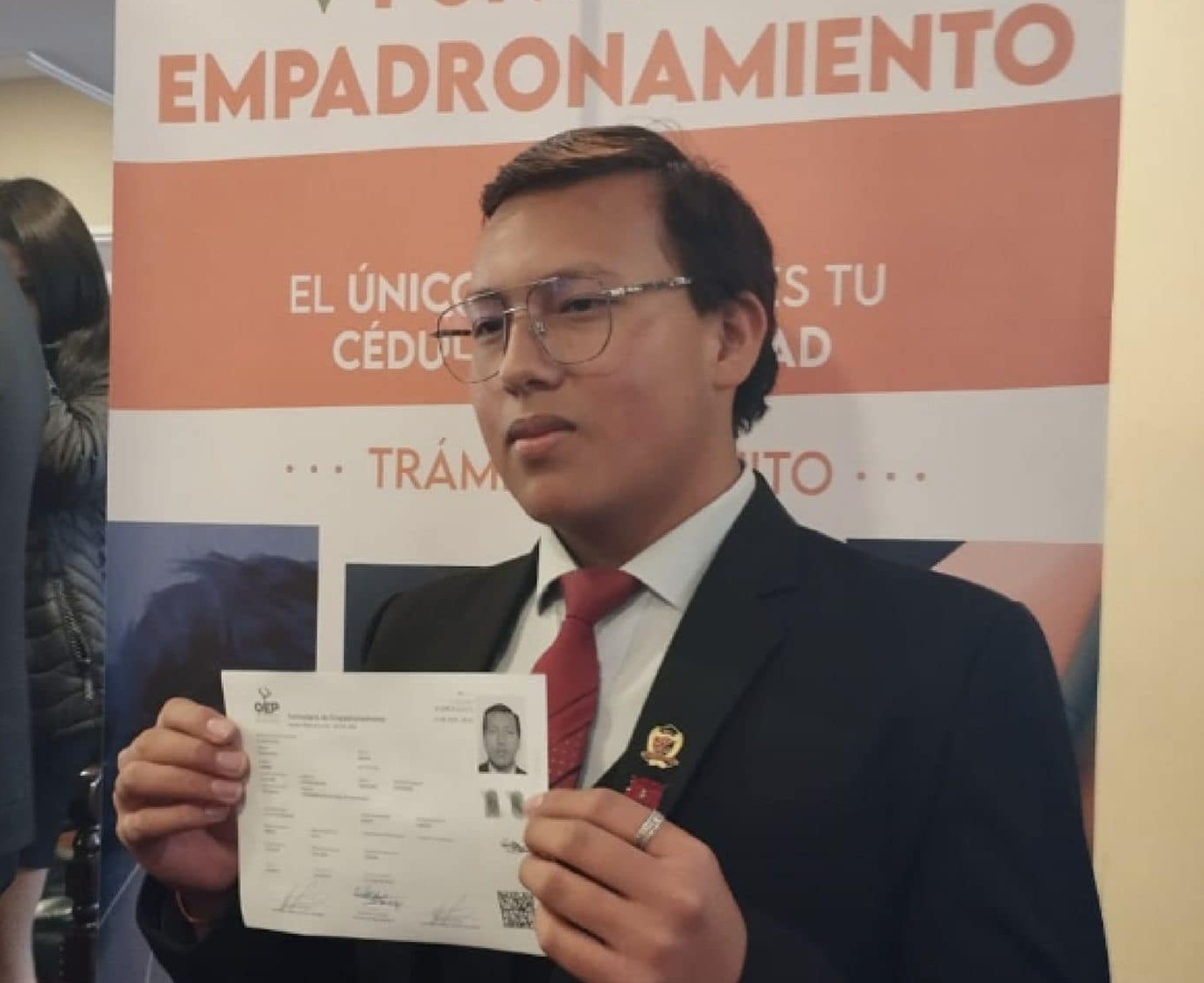 Ciudadanos acuden a los puntos de empadronamiento biométrico para las judiciales