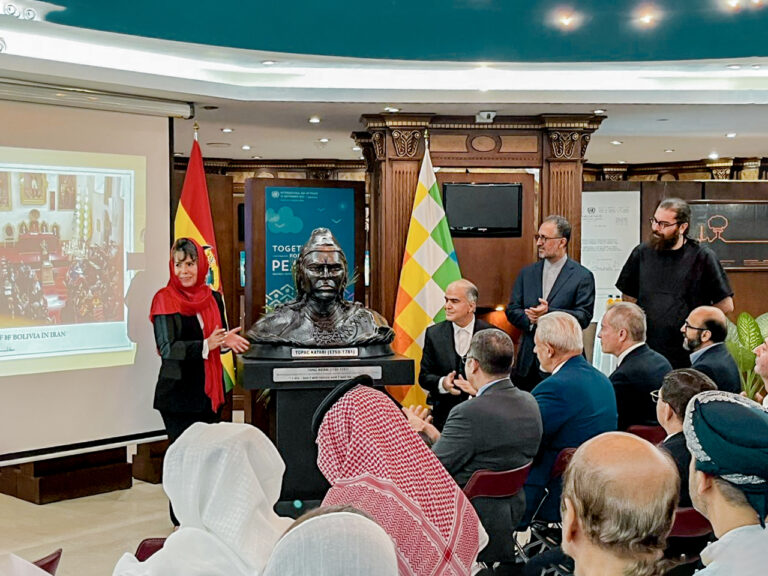 Bolivia rinde homenaje a Túpac Katari en Irán