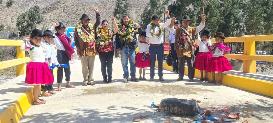 Municipio paceño de Sapahaqui inaugura 38 viviendas y cuatro puentes vehiculares