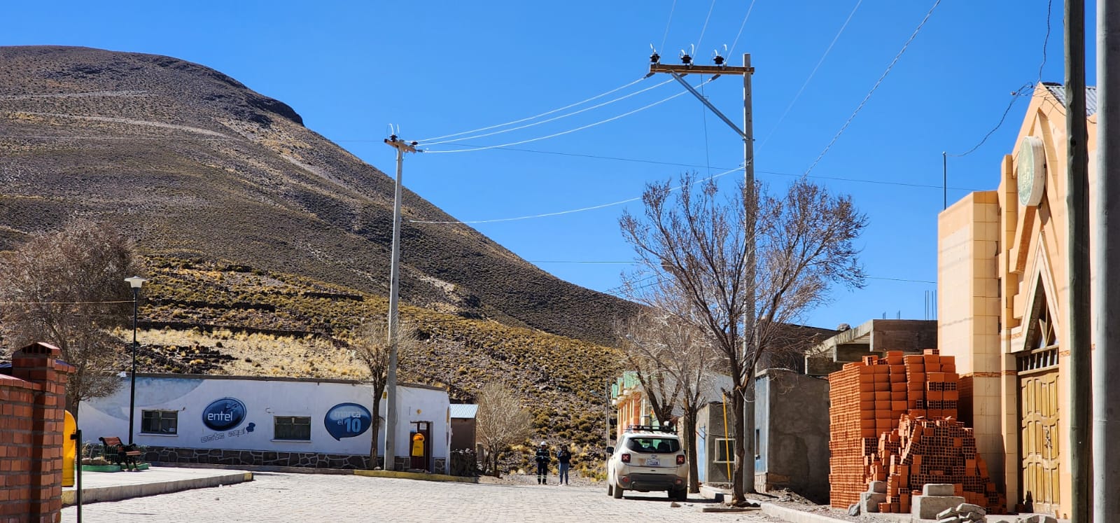ENDE inicia operación del sistema eléctrico de distribución en comunidades fronterizas de Oruro