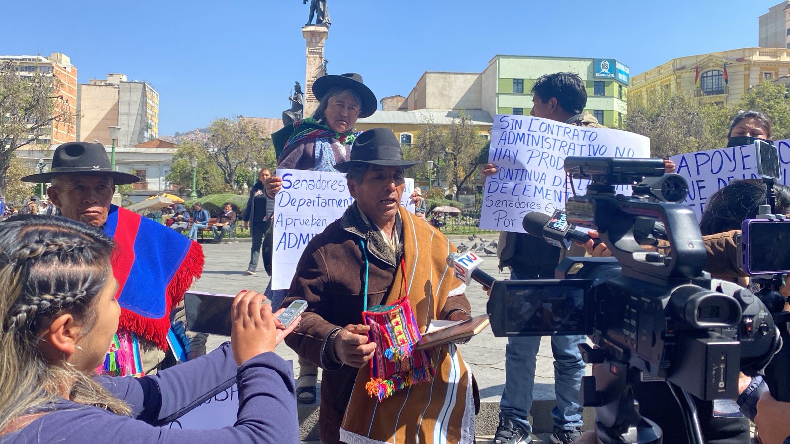 Comunarios de Potosí llegan a La Paz y piden al Senado ley de explotación de piedra caliza para cementera Ecebol