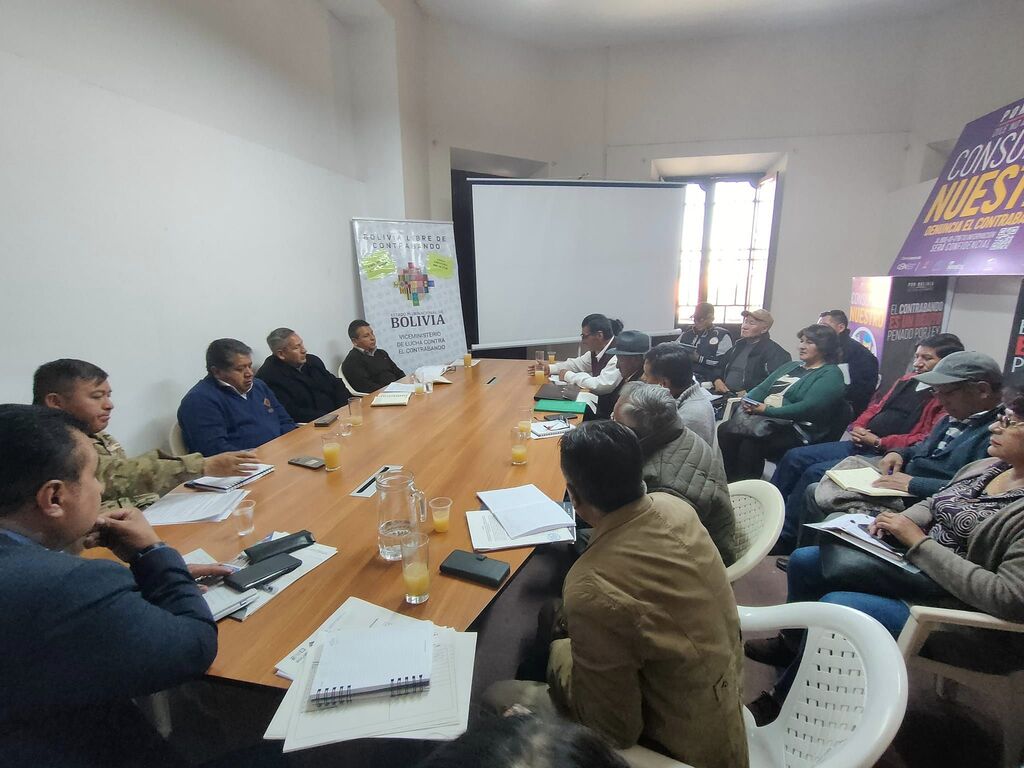 Gobierno y gremiales de La Paz acuerdan fortalecer control fronterizo para evitar ingreso de ropa usada