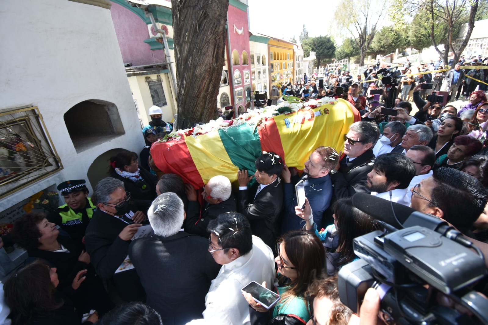 Dan el último adiós al padre Eduardo Pérez y piden seguir su legado 