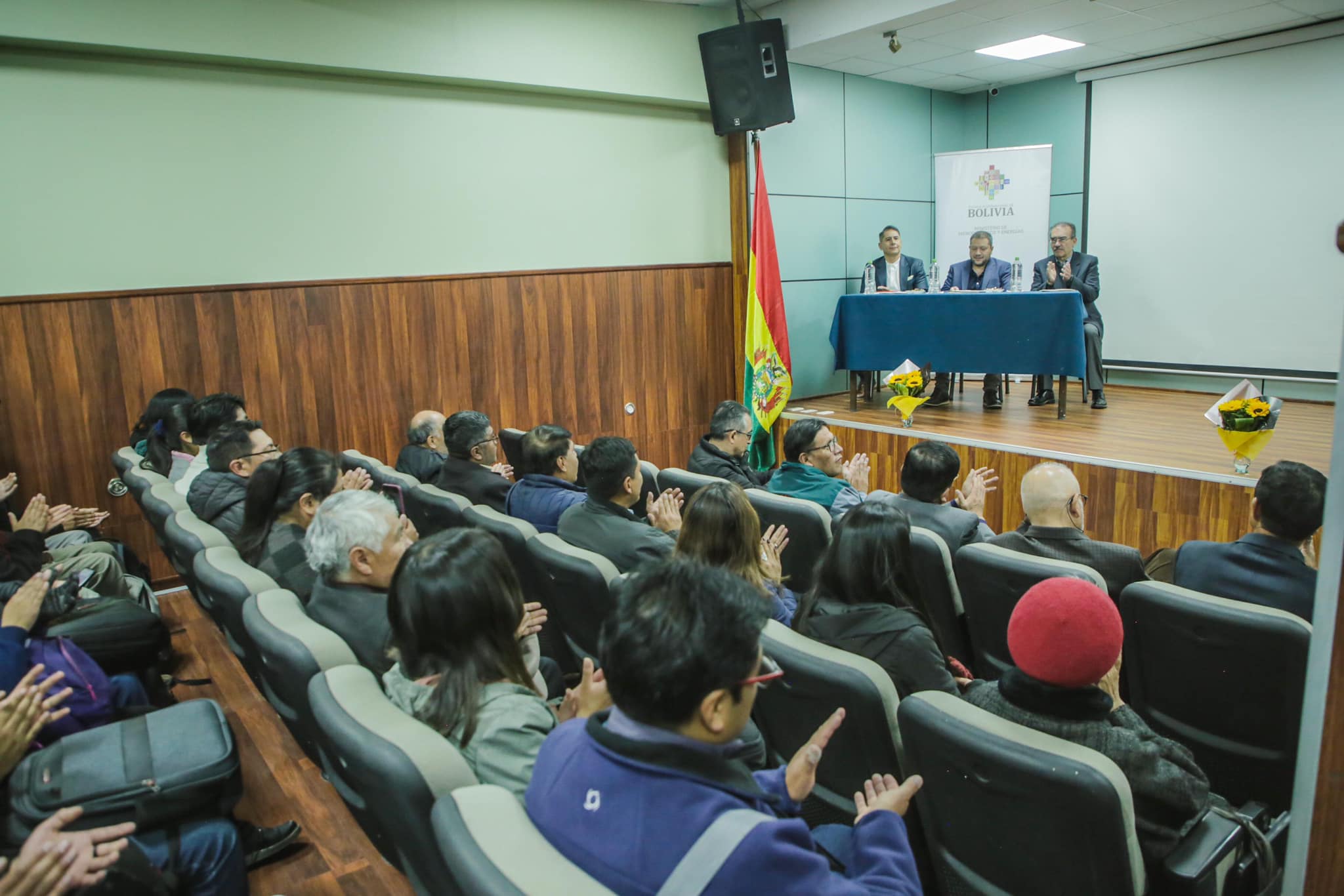 Comparten avances del programa nuclear boliviano y anuncian becas para interesados en el sector