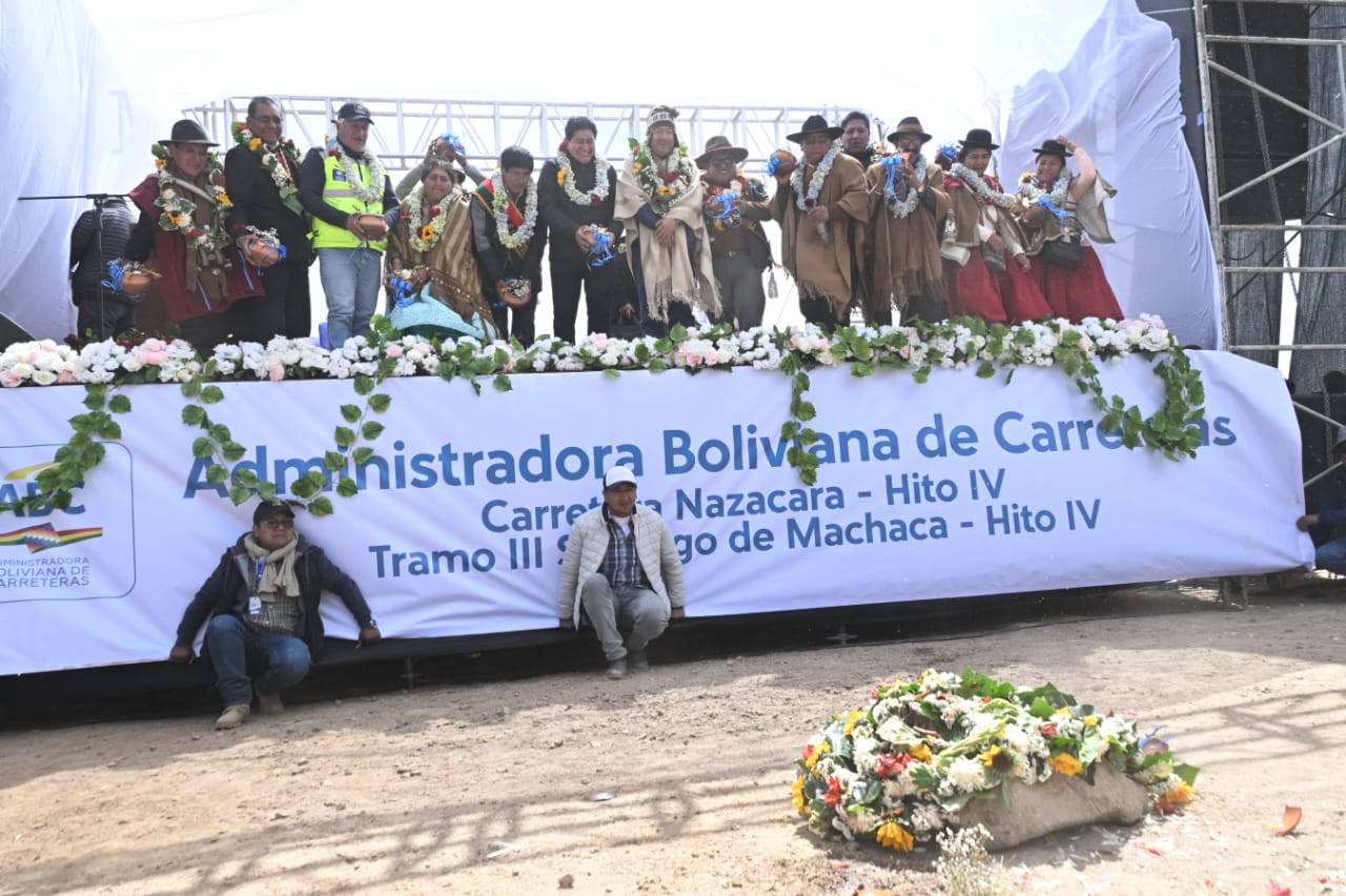 Presidente inicia la construcción de la carretera Nazacara - Hito IV, tramo III. Fuente: Comunicación Presidencial.