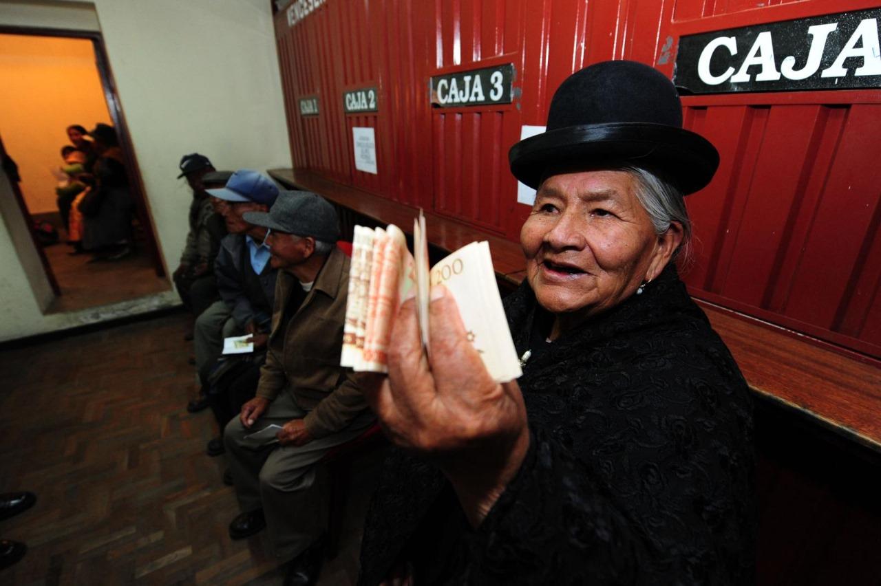 El 99% de las personas mayores de 60 años continuarán recibiendo el pago de la Renta Dignidad en 2025