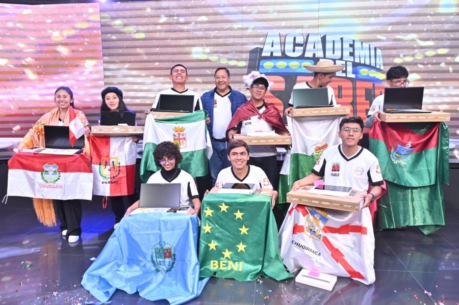 Presidente Arce promueve iniciativas que incentivan la excelencia académica en colegiales