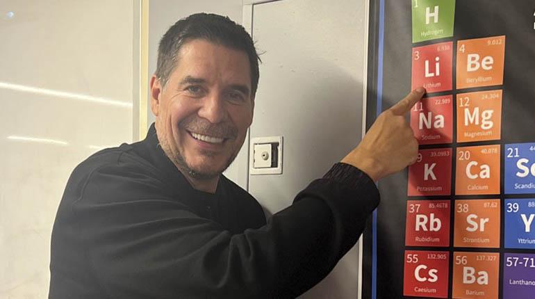 Analistas ven que las encuestas de Claure buscan influir en las elecciones y en el próximo gobierno por el litio