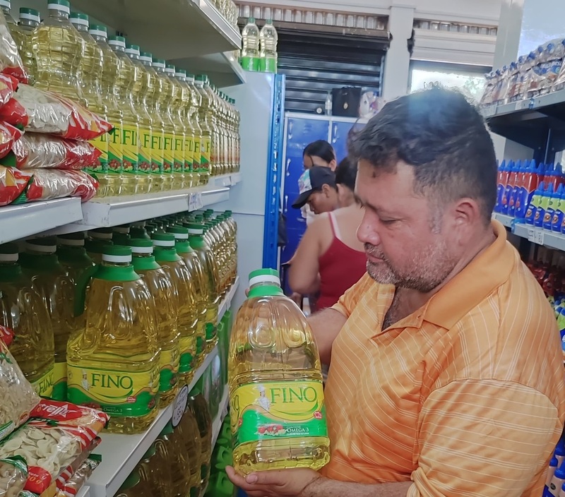 Precio del aceite de 5 litros baja a Bs 60 en La Paz tras suspensión temporal a la exportación