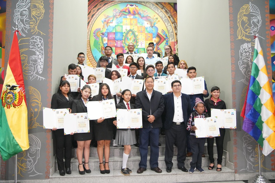 Presidente inicia entrega del bono “Bachiller destacado” de Bs 1.000 a 11.298 jóvenes en todo el país 