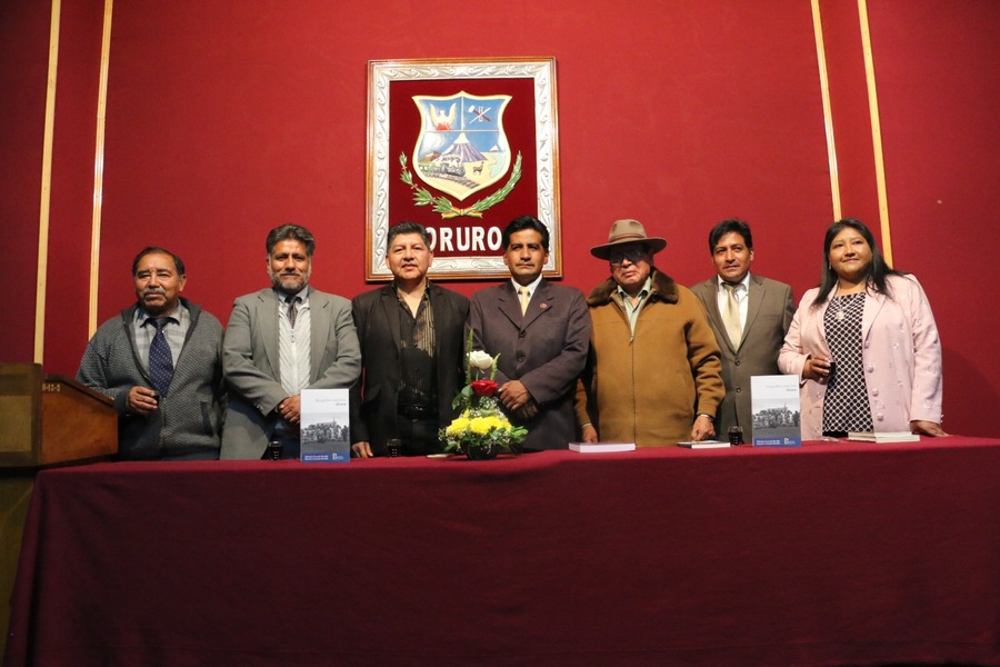 Presentan libro que recupera la trayectoria de 27 héroes populares de Oruro