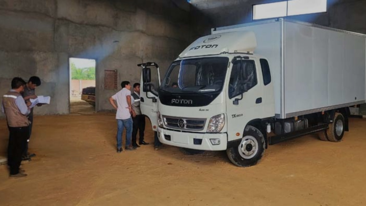 Entregan camiones furgones a 13 plantas industriales en Cochabamba para la distribución de productos