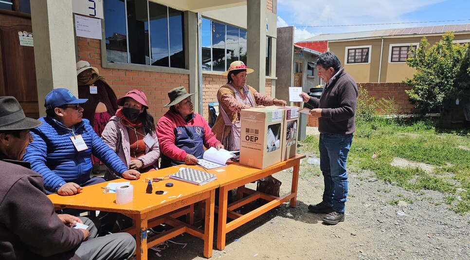 Vicepresidente Choquehuanca votó en el municipio ribereño de Huarina