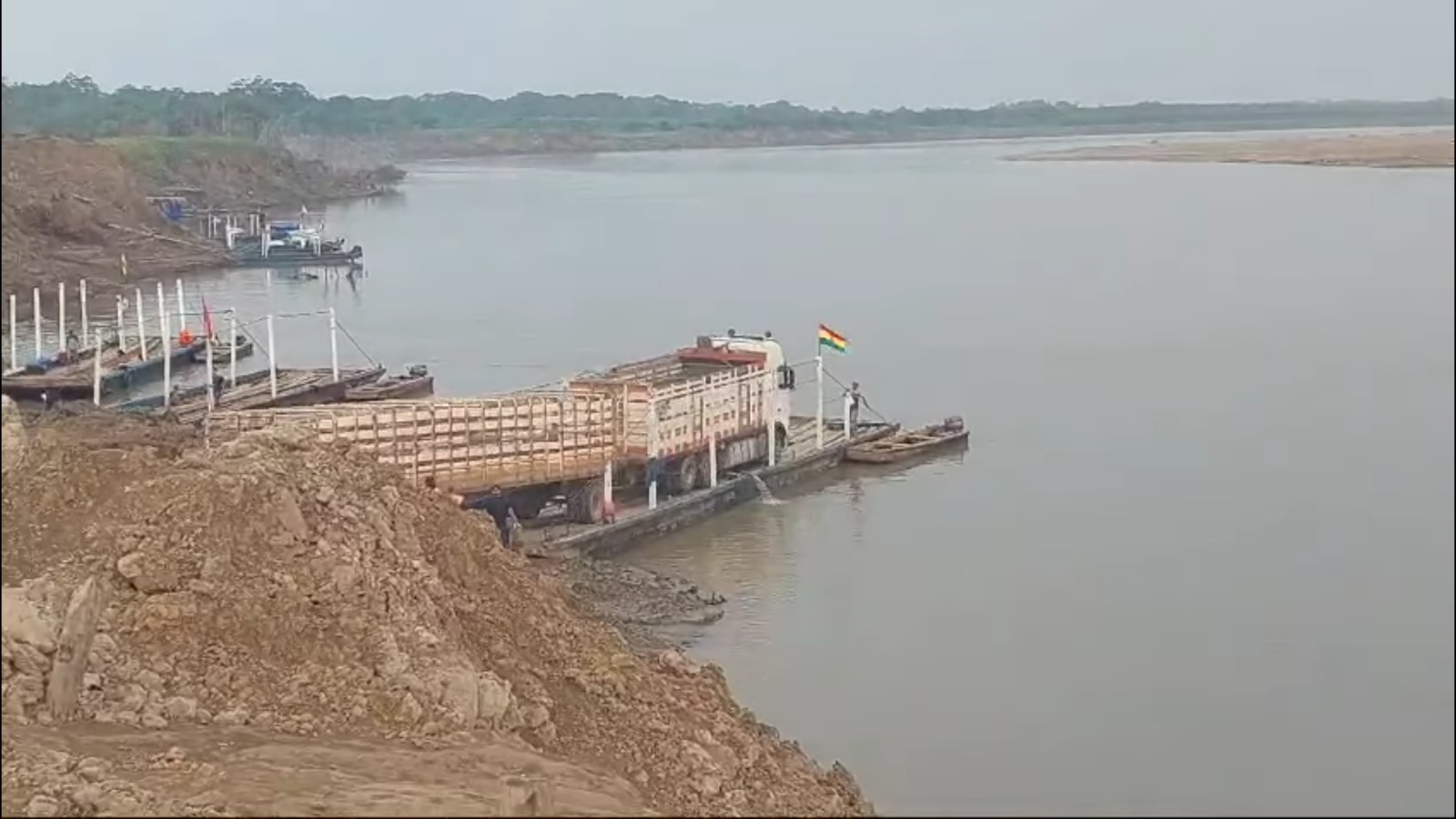 Camión transportado por una barcaza en el río Mamoré, San Ignacio - Trinidad (Beni). Captura: RRSS Benivisión TV 