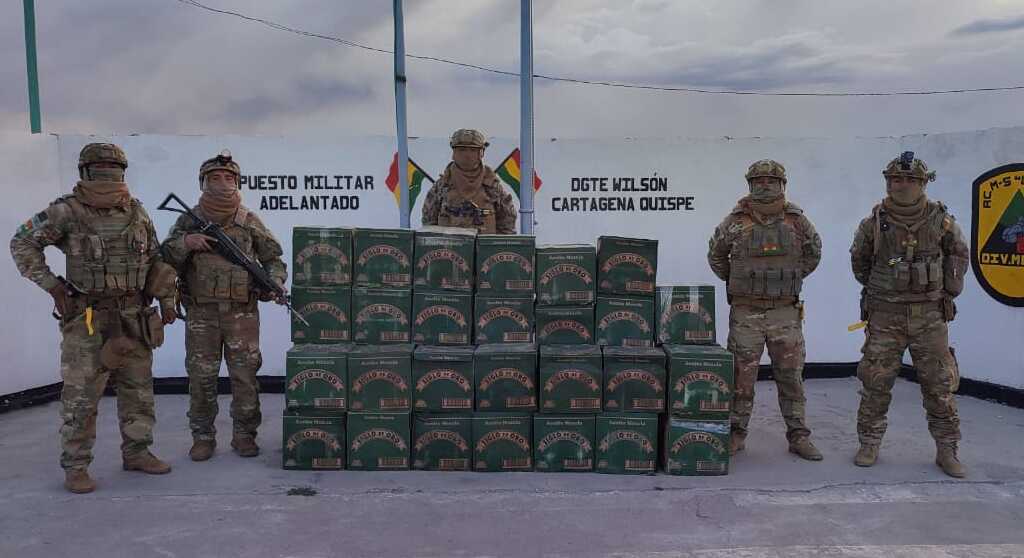 Incautan 38 cajas con aceite de contrabando camufladas entre ladrillos