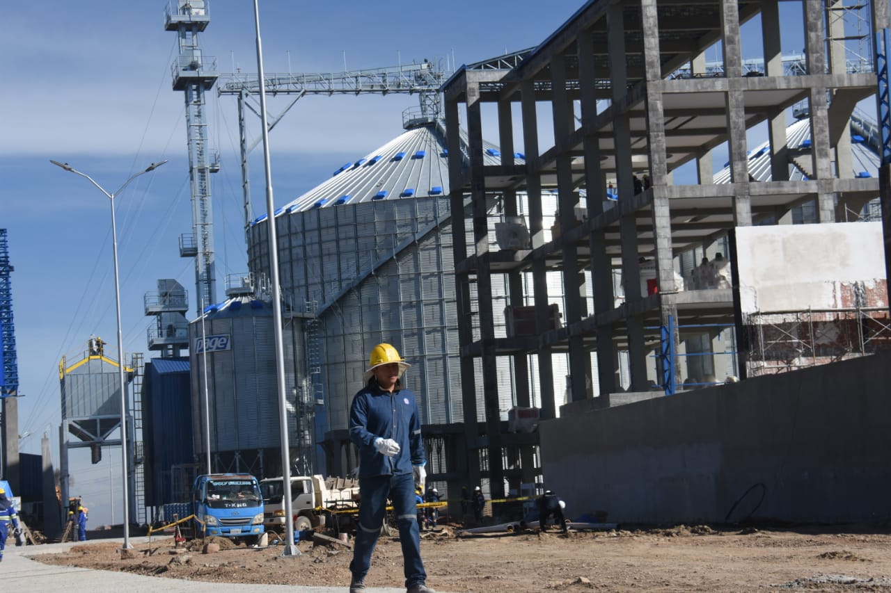 Arranca inspección a construcción de plantas industriales en La Paz, la de Viacha llega a un avance del 90%