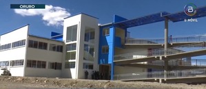 En Oruro entregan dos enlosetados y nueva unidad educativa con inversión superior a los Bs 10,3 millones