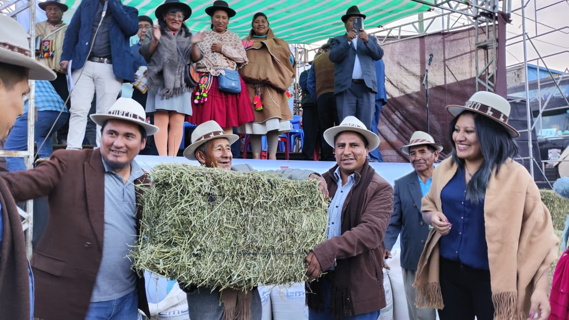 Gobierno entrega insumos agropecuarios para más de 19.000 productores de 10 municipios de Oruro