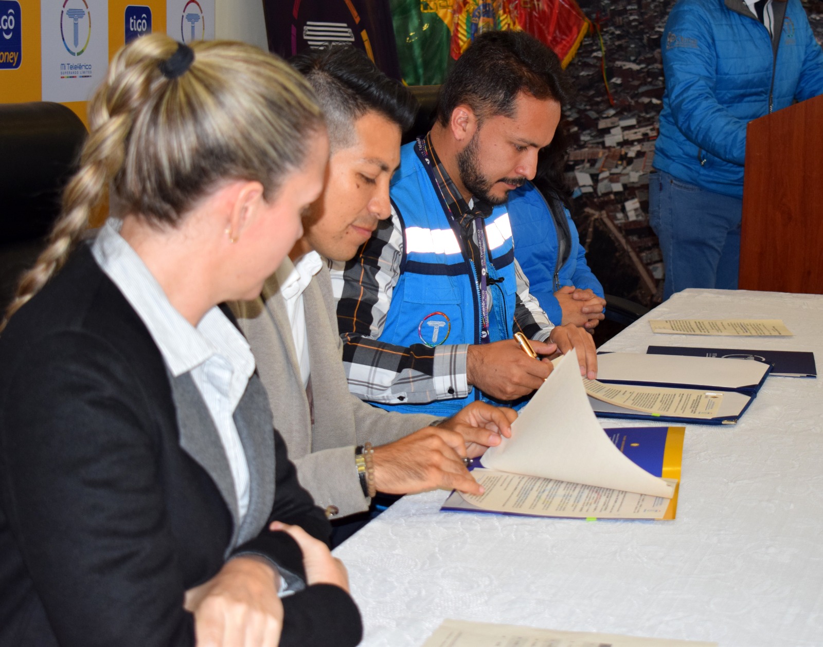 Mi Teleférico y Tigo Money firman convenio y facilitan pago de boletos para evitar filas