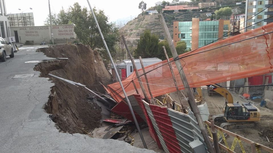 Cae plataforma en la avenida 20 de Octubre, obstaculiza tráfico vehicular y pone en riesgo dos edificios