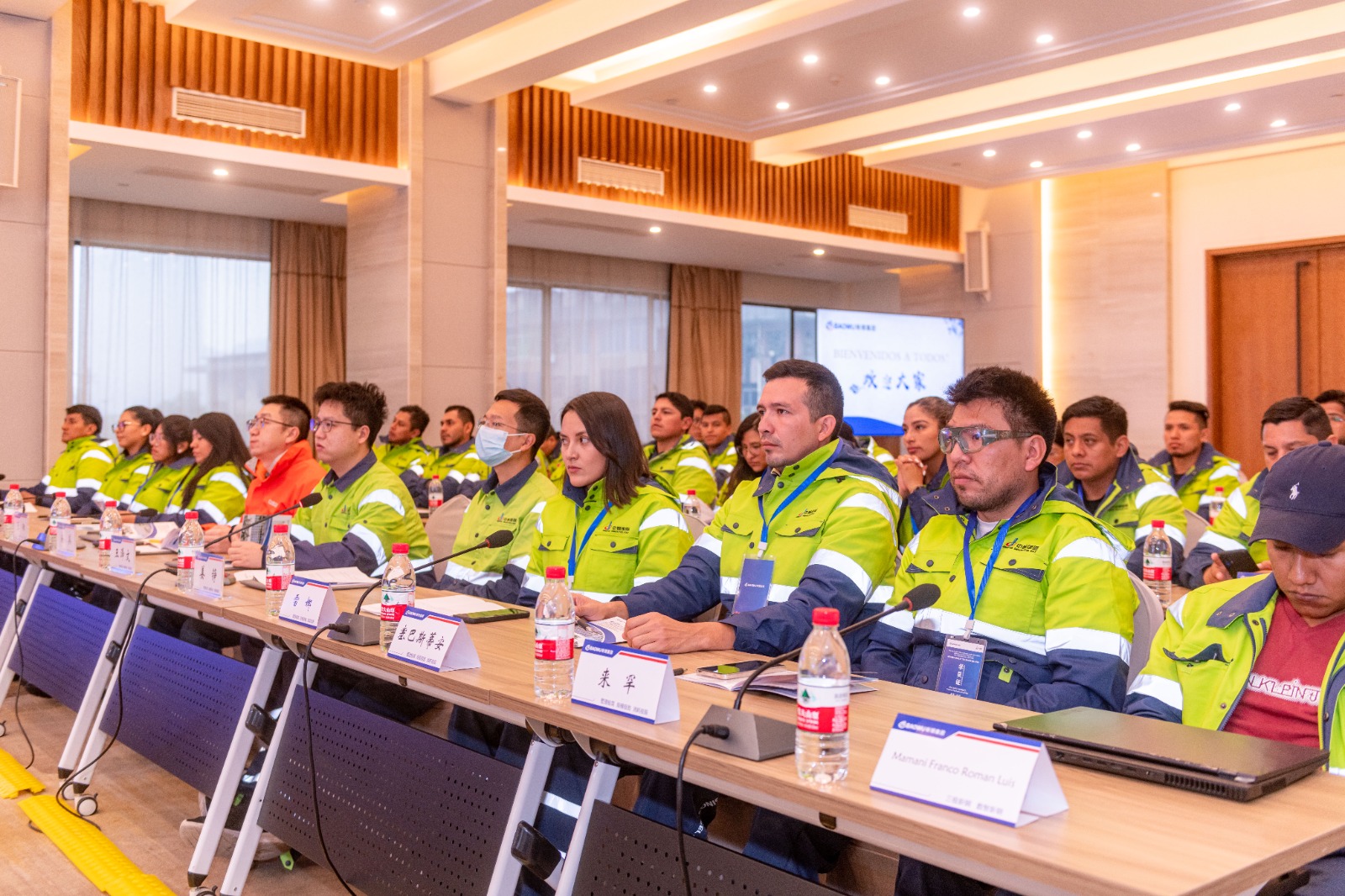 Jóvenes profesionales bolivianos se capacitan en el área siderúrgica en China