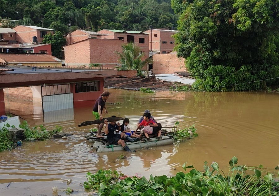 Policías y bomberos van a Tipuani a ayudar en auxilio y rescate a afectados por inundaciones 