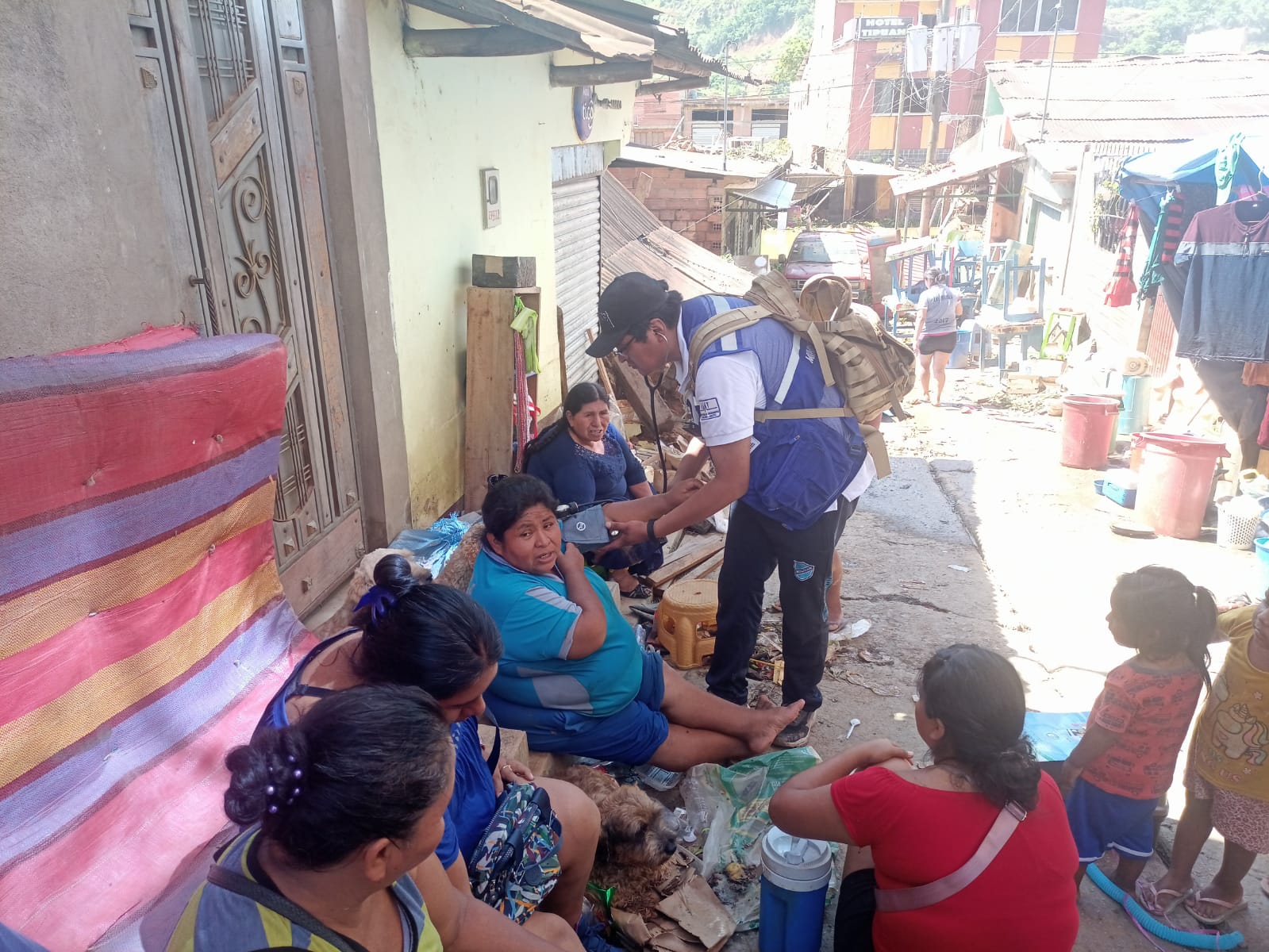 Brigadas médicas recorren zonas afectadas en Tipuani brindando atención integral