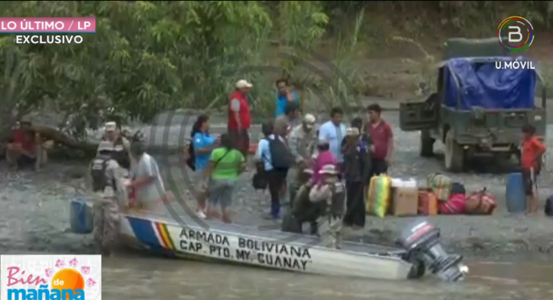 Armada Boliviana ayuda con una lancha al traslado de personas y continúa la búsqueda de dos menores