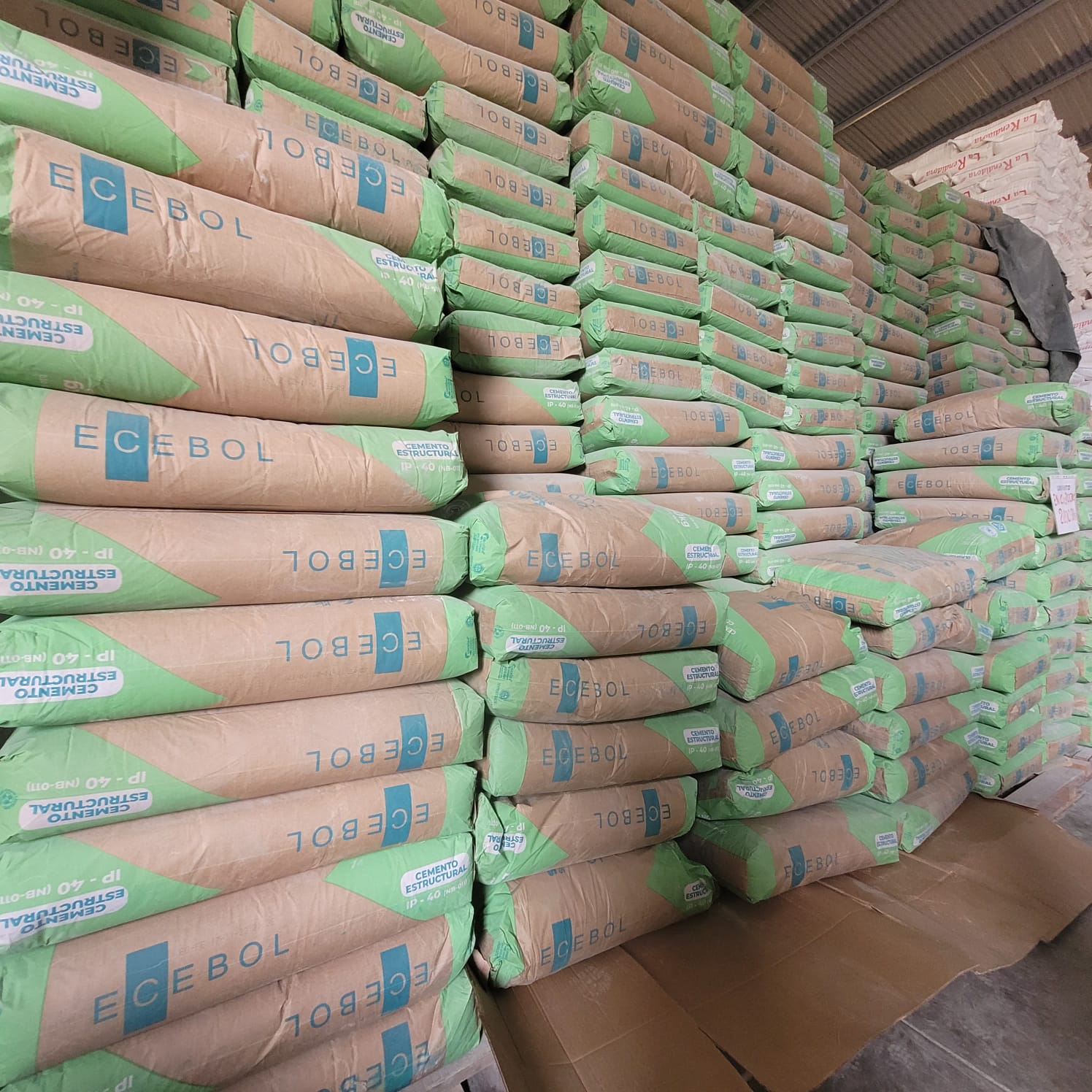 Defensa entrega 100 toneladas de cemento a 13 municipios de Cochabamba