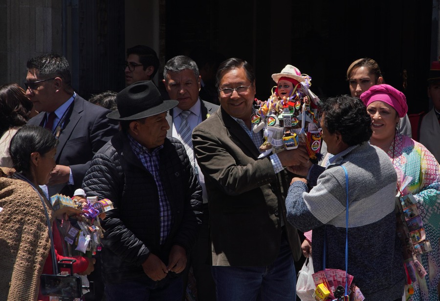 Presidente celebra fiesta de la Alasita 2024 en plaza Murillo, artesanos le obsequian el “Ekeko de la industrialización” 