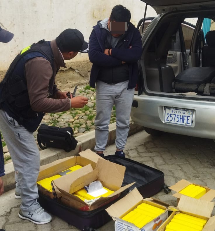 Fuerza antidroga secuestra más de 51 kilos de cocaína y un vehículo en El Alto