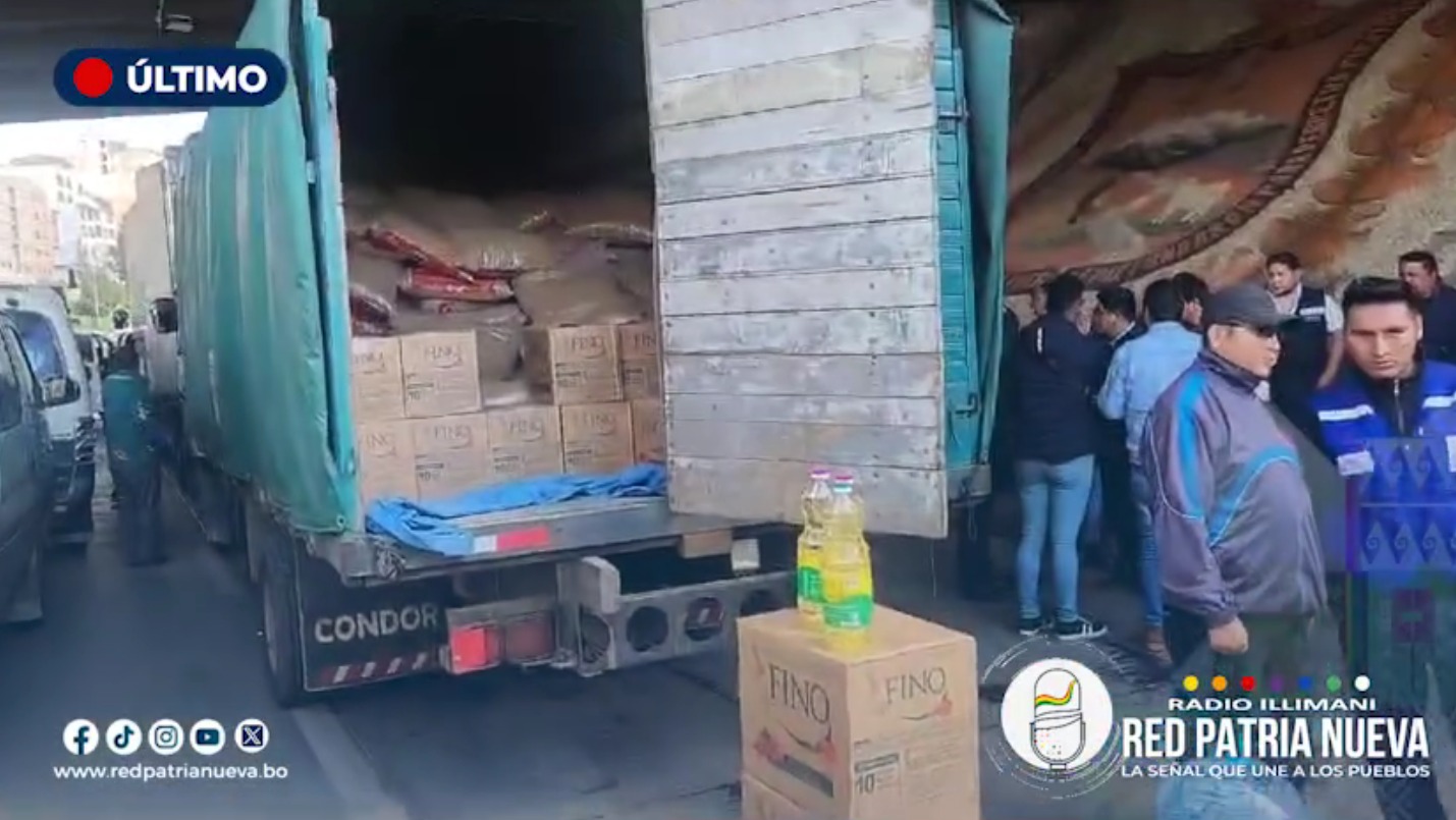 Despachan ambulancias, agua y alimentos para transportistas varados por los bloqueos