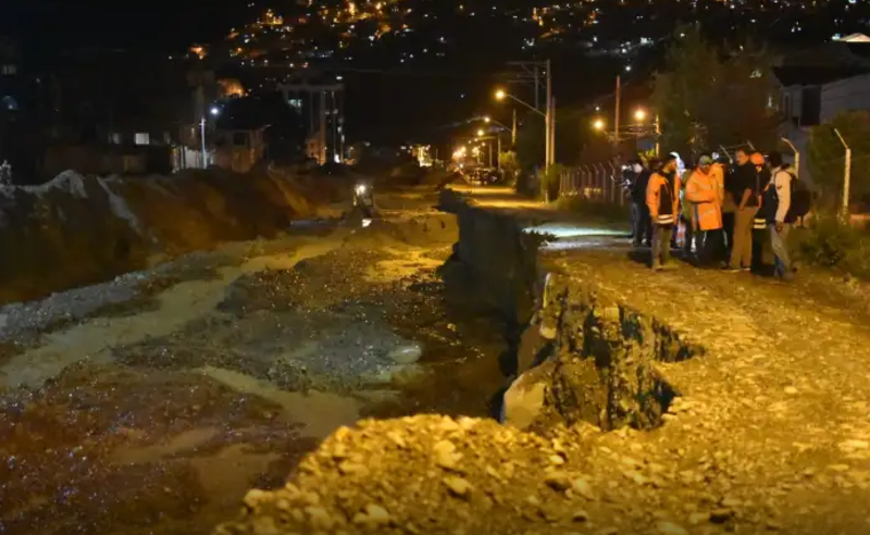 Torrencial lluvia en La Paz genera crecida del caudal del río Choqueyapu y caída de plataforma vial en Aruntaya