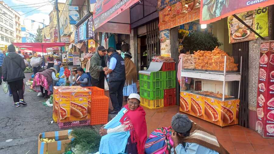 Defensa del Consumidor controla abastecimiento de alimentos en mercados de la urbe paceña