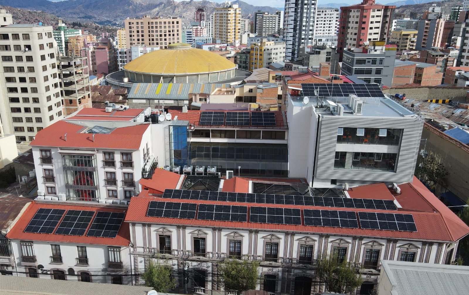 BancoSol inaugura primer sistema fotovoltaico en su oficina de La Paz y arranca ruta de transición energética