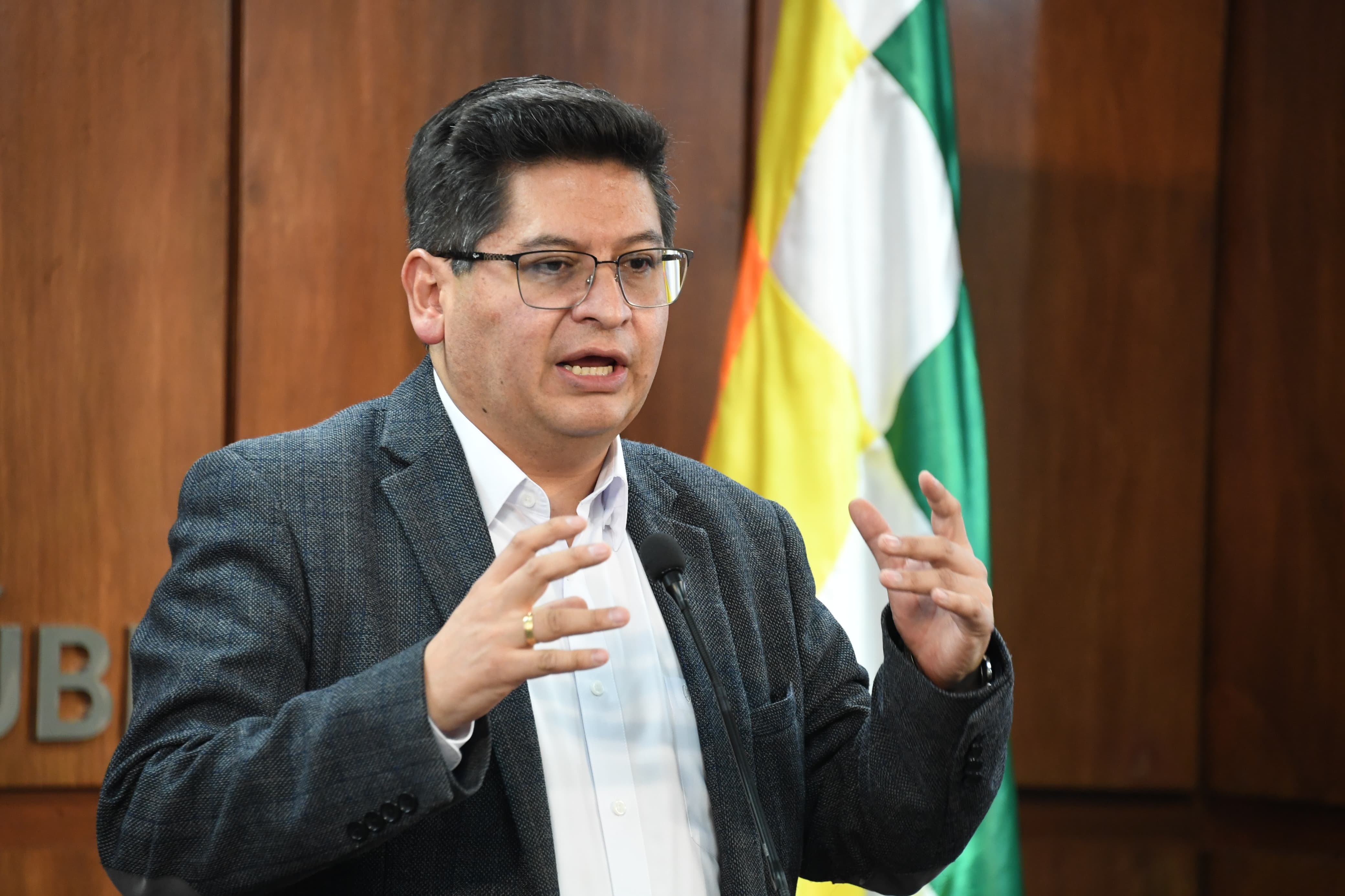 Economía afirma que bancos tienen $us 234 millones y les pide canalizarlos a los usuarios de forma ágil