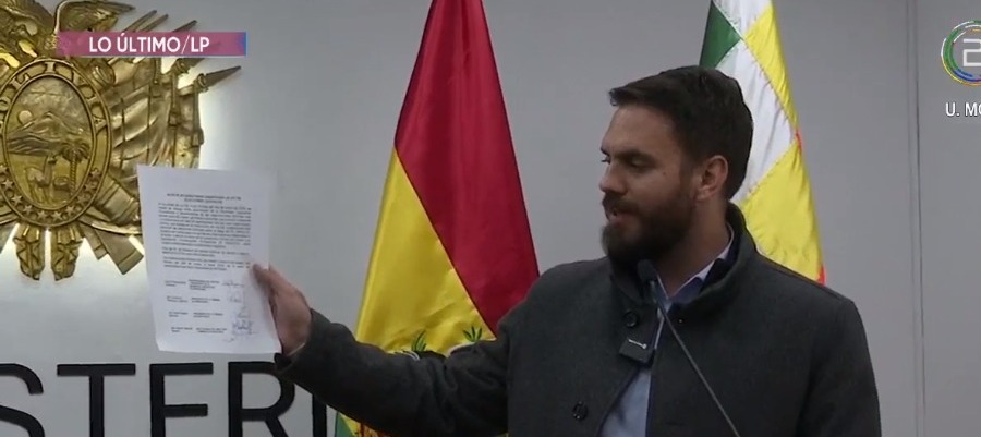 El ministro de Gobierno, Eduardo del Castillo, en conferencia de prensa. Captura de imagen de Bolivia Tv.