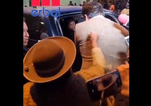 Una mujer del grupo de choque evista golpea al jefe de bancada del MAS Jerges Mercado