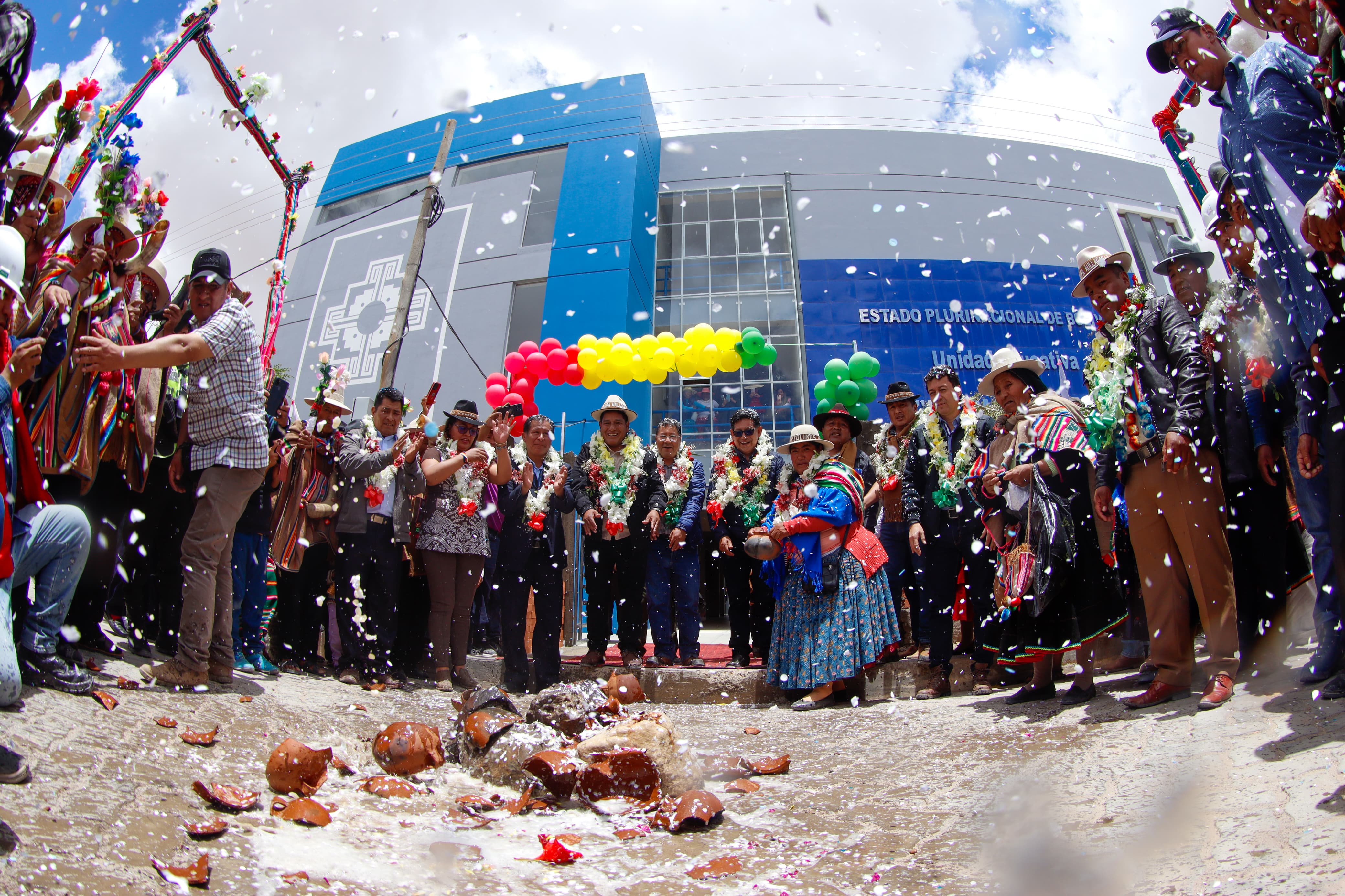 Entregan moderna unidad educativa y 50 viviendas con Bs 7,6 millones de inversión en Pampa Aullagas