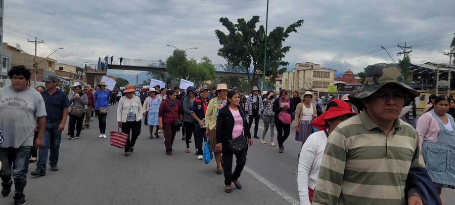 Productores de leche de Cochabamba marchan y exigen levantar bloqueos que “matan” al sector productivo
